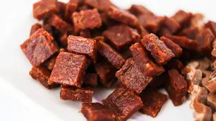 une-assiette-de-viande-pour-chien-alimentation-de-type-barf-par-coach-canin-16-éducateur-canin-à-domicile-et-à-angoulême